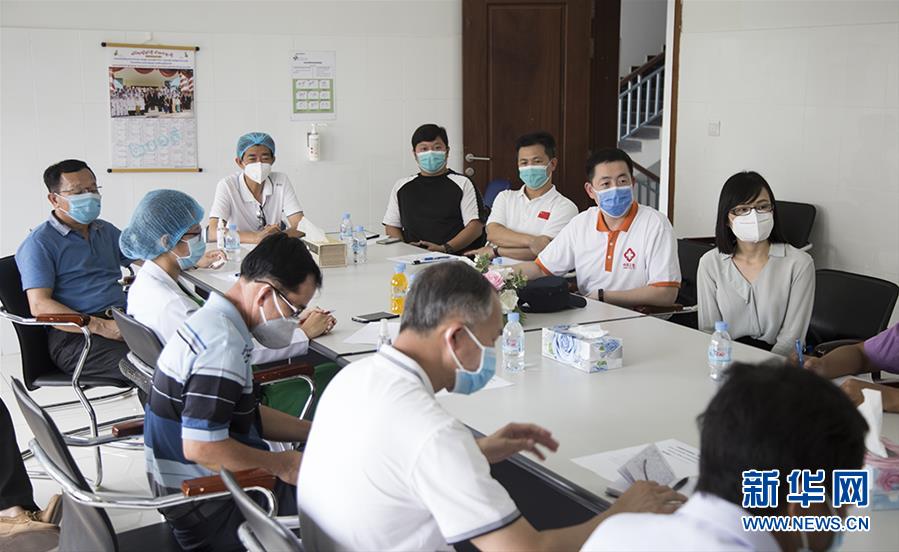 （国际疫情·图文互动）（2）“工作忙碌又细致，经验丰富又专业”——一名柬埔寨青年眼中的中国援柬抗疫医疗专家组