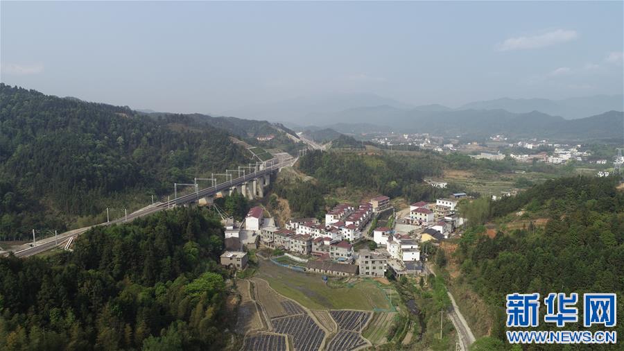 (决战决胜脱贫攻坚·图文互动)(3)扶贫路上三人行