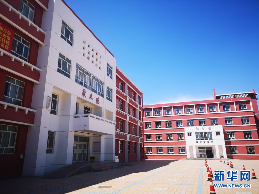 霍城县江苏中学校园宽敞整洁新华网 周倩摄